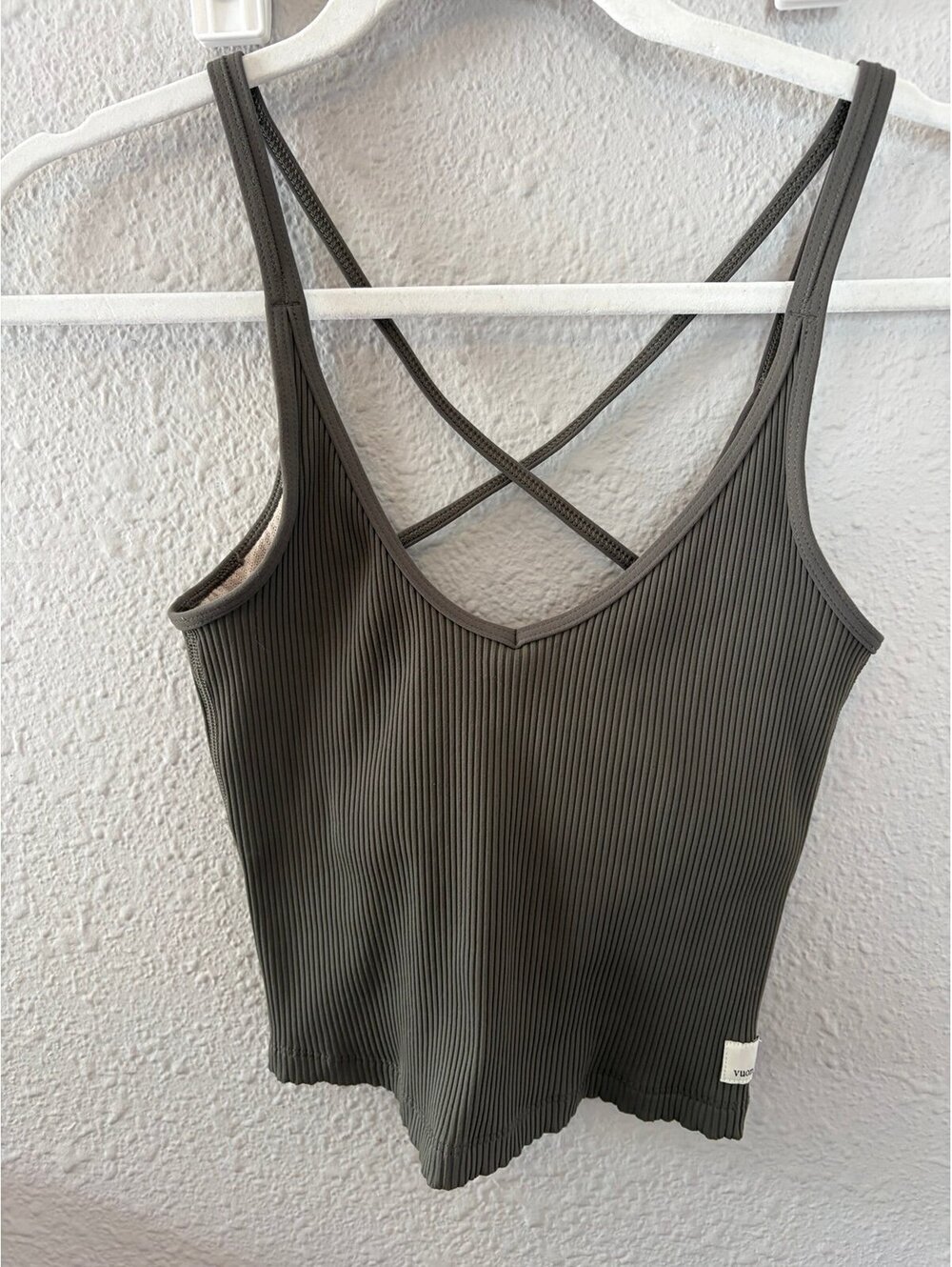 Vuori Rib Crop Tank Green size XS. EUC. No removable pads. 12in pit to pit.